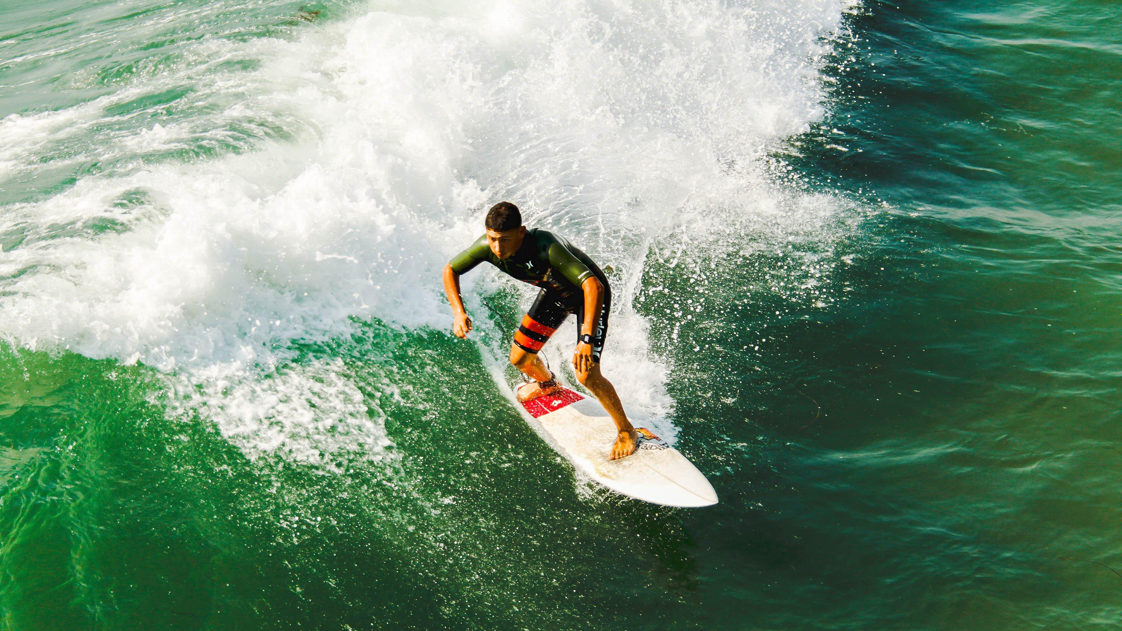 英超争冠白热化，曼城、阿森纳、利物浦三强鼎立，收官阶段悬念迭起