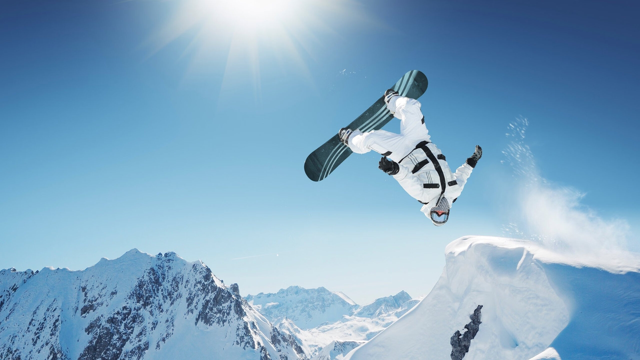 撑杆跳名将刷新亚洲纪录 惊艳表现点燃田径赛场